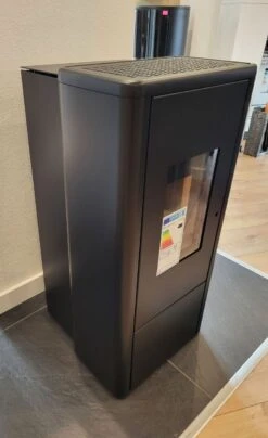 Rika Livo Pelletofen Ausstellungsstück