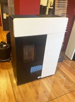 Rika Domo Pelletofen Ausstellungsstück 2 -Brunner Verkaufsgeschäft rika domo pelletofen ausstellungst ck steinweiss schwarzlackiert fdav638005 0123 s1 1280x1280