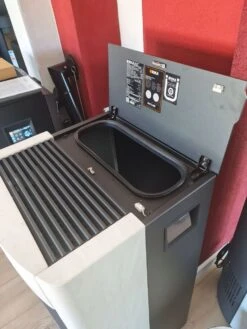 Rika Revo II Pelletofen Ausstellungsstück 10 Rika Revo II Pelletofen Ausstellungsstück -Brunner Verkaufsgeschäft rika revo II pelletofen stein weiss abgang hinten FDAAV638038 0523 s3 1280x1280