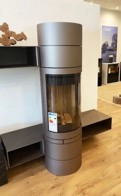 Skantherm Elements Rund Ausstellungsstück -Brunner Verkaufsgeschäft skantherm elements rund kaminofen ausstellungsstueck links inklusive untersatz diverse boxen feststehend platin fdaav637043 0722 s1 1280x1280