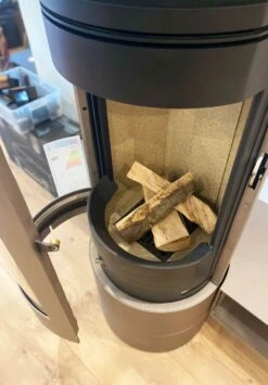 Skantherm Elements Rund Ausstellungsstück -Brunner Verkaufsgeschäft skantherm elements rund kaminofen ausstellungsstueck links inklusive untersatz diverse boxen feststehend platin fdaav637043 0722 s2 1280x1280